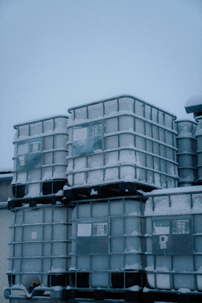 Schneebedeckte IBC-Behälter im Freien