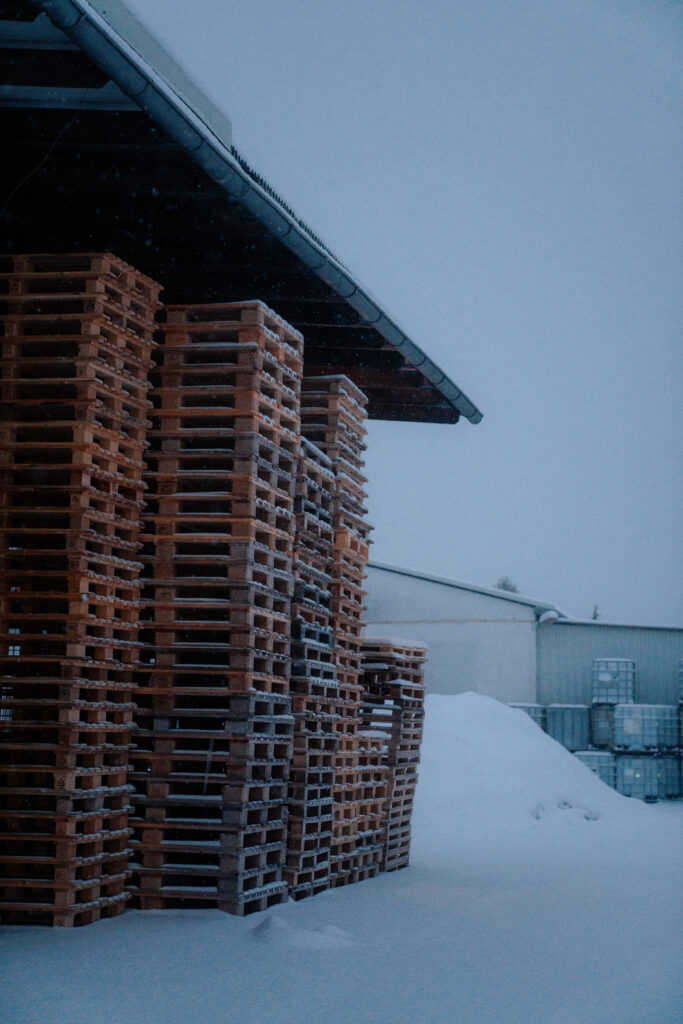 Holzpaletten im Schnee gestapelt