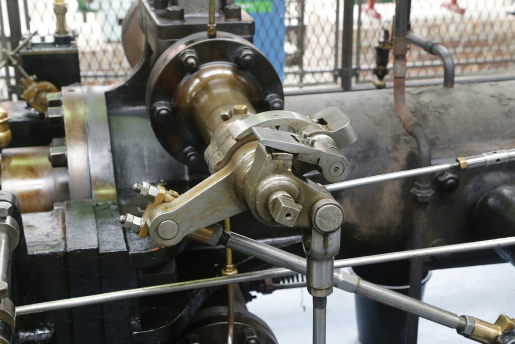 Industrielle Ventil- und Dosiertechnik mit Metallmechanik und Rohrleitungen