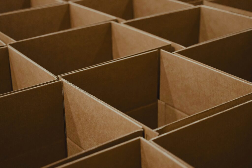 Offene Versandkartons im Lager als Symbol für Verpackung und Fulfillment