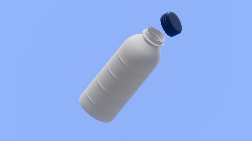 Weiße Kunststoffflasche mit blauem Schraubverschluss, Deckel geöffnet