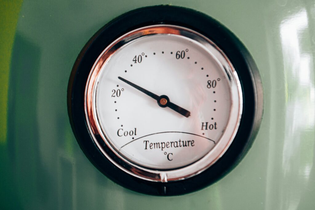 Analoge Temperaturanzeige in Grad Celsius zur Prozesskontrolle bei der Abfüllung