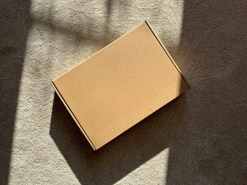 Geschlossener Versandkarton als Symbol für Versand und Fulfillment bei Kleinserien